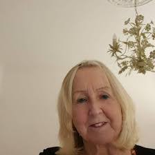 Jennifer Bowley's Instagram, Twitter & Facebook