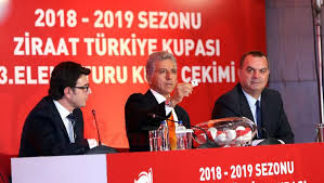 Ziraat türkiye kupası'nda çeyrek final ve yarı final kura çekimi, bugün saat 15.00'te tff riva hasan doğan milli takımlar kamp ve eğitim tesisleri orhan saka konferans salonu'nda gerçekleştirilecek. Turkiye Kupasi Kura Cekimi Ne Zaman