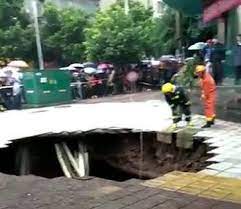 지난 1일 서울 동대문구 답십리 사거리 5차로에 대형 장비가 등장했다. ì¤'êµ­ ì‹±í¬í™€ ì‚¬ê³  ê²°í˜¼ 4ì¼ëœ 23ì‚´ ë™ê°'ë‚´ê¸° ë¶€ë¶€ ì‚¬ë§ ì¶©ê²© ë„¤ì´íŠ¸ë‰´ìŠ¤
