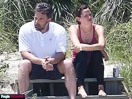 Ben Affleck Jennifer Garner Divorce Photos Of Post Split Vacation In Bahamas Jennifer Garner Divorce Jennifer Garner Ben And Jen