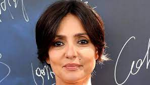 La ragazza sta lavoricchiando come lavapiatti in un ristorante cinese. Ambra Angiolini Remembers The Toughest Period Of Her Career