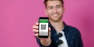 Michael kappeler/dpa jens spahn (cdu), bundesminister für gesundheit, zeigt die app zum digitalen impfpass. Eajxz3scmuznnm