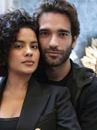 "Vale Tudo": Maria de Fátima retorna ao Brasil com look de R$ 35 mil