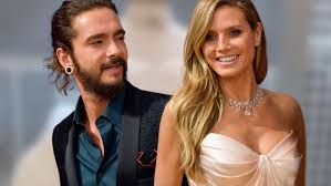 Weiss, kurz und mit federn. Heidi Klum Hochzeitskleid Yagaloo Music Entertainment