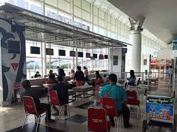 Sejumlah orang berjalan di kawasan terminal keberangkatan di bandara internasional kualanamu. Aturan Baru Soal Rapid Test Dan Pcr Di Kualanamu
