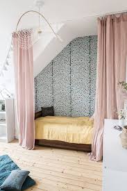 Quelques Les De Papier Peint Fleuri Donnent A La Chambre D Enfant Un Air Champetre Bienvenu Chambre Enfant Papier Peint Chambre Chambre Fille