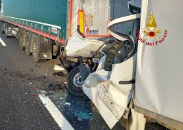 Si è concluso tragicamente l'incidente avvenuto intorno alle 10:00 della mattinata di sabato 5 ottobre a ponte dell'olio, lungo la strada provinciale valnure all'altezza dello svincolo per cassano. Incidente In A4 Furgone Contro Un Tir Due Morti