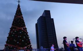 Natal selalu identik dengan berbagai pernak pernik dan simbol, seperti sinterklas, lampu, hiasan, dan juga pohon natal. Natal Mengapa Pohon Cemara Tribunnews Com Mobile