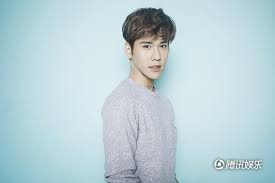 11歲時到 美國 波士頓 留學 ，18歲回國；2014年，因演唱電視劇《 16個夏天 》的片尾曲《以後別做朋友》及參與演出打開知名度； 同年12月24日，發行個人首張創作專輯《學著愛》；12月31日，發行音樂電影《在妳耳邊說》；2016年8月2日，發行第二張專輯《愛情教會我們的事. Acå'¨äºˆå¤© æˆ'ä»¥ä¸º èŽ·å¥½è¯„å…¨æ–°å†™çœŸå±•å°'å¹´é'æ˜¥ å¨±ä¹ è…¾è®¯ç½'