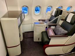 The aircraft's inaugural service took place on 25 june between doha and milan, which will be followed by routes to athens, barcelona, dammam, karachi, kuala lumpur and madrid. Guide Business Class Sitze Bei Qatar Airways So Viele Moglichkeiten
