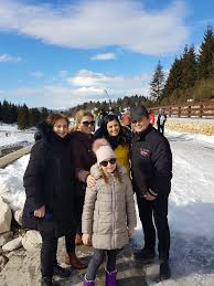 Am vazut niste picioare superbe si am intrebat ale cui sunt. Nea Marin Official Beitrage Facebook