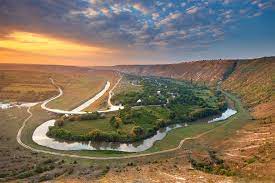 Fiind pe stâncă ai o impresie că toată lumea este a ta, o deschidere imensă în faţă. 10 AtracÈii Turistice Din Republica Moldova