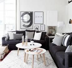Zwei Schwarze Sofas Ein Weisser Teppich Wohnzimmer Weiss Grau Weisse Wandfarbe Schone Bilder Kleine Wohnung Wohnzimmer Wohnung Wohnzimmer Dunkelgraues Sofa