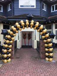 30 Unforgetable Outdoor New Years Eve Party Decor Ideas You Can Try At Home Globos Dorados Decoracion Con Globos Arco De Globos