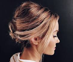 Che abbiate capelli lisci, mossi o ricci, puntate sugli chignon rivisitati e arricchiti da dettagli, tirando indietro i capelli. Acconciature Capelli Corti 2019 111 Pettinature Che Puoi Fare Anche Tu