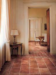 Il gres porcellanato incontra moderni rivestimenti in pasta. Foto Pavimento Con Greca Nel Salone