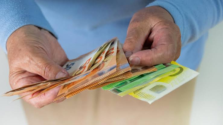Witwenrente gekürzt: Wie viel bleibt nach der Einkommensanrechnung übrig?