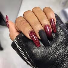 Chic and fun nail designs aren't just reserved for long nails, we guarantee bordered nails will look amazing in any color combo. 23 Red And Black Nails To Copy In 2021 Stayglam