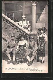 Carte Postale Ancienne Cpa Mulhouse Des Alsaciennes Avec Des Poilus Sur L Escalier Carte Postale Carte Postale Ancienne Costume Alsacien