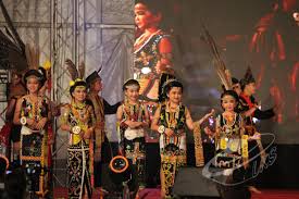 Pakaian tradisional suku kaum bajau. Lalaing Matalur Pertandingan Peragaan Pakaian Tradisi Kanak Kanak Sempena Pesta Kalimaran Ke 16 2019 Sabah Cultural Board