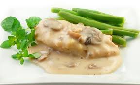 Escalope De Dinde A La Creme De Champignons Pour 5 Personnes Recettes Elle A Table Recette Recette Escalope Recettes De Cuisine Escalope Normande