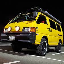 ホームセンターの屋上はだいたい暗いけど ここはとびきり明るい照明があって夜でも綺麗に撮れます デリカ バン 箱バン バンライフ 四駆 カーライフ アウトドア ビタミンカラー ローアングル ショートボディ ナロー てっちん ホワイトレター 豚鼻 van vehicles