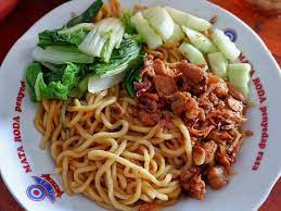 Tak sulit untuk menemukan tempat makan mie ayam enak di jakarta, mulai dari penjual gerobak, kedai, hingga restoran kelas menengah pun menyediakan menu mie ayam. 5 Mie Ayam Favorit Artis Dan Politisi Sby Hingga Nia Ramadhani