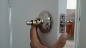 Cara memasang gagang pintu panjang sama seperti cara pasang handle pintu kamar mandi atau cara memasang pegangan pintu lainnya. Marma Homestay Melaka Cara Teknik Dan Tutorial Pemasangan Membuka Dan Menukar Tombol Pintu Rumah Dengan Mudah