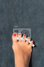 Has llegado al lugar indicado para buscar nuevas ideas para embellecer las uñas de tus. Pies Con Unas Pintadas De Rojo Y Separadores De Dedos Fototapete Fototapeten Teiler Pedikure Fingernagel Myloview De