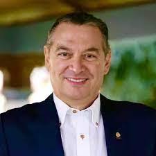 Roberto Thompson's Instagram, Twitter & Facebook