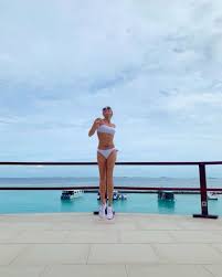 Ляйсан утяшева в откровенном наряде покрасовалась перед мужем. Utyasheva V Bikini Pohvastalas Roskoshnoj Figuroj Foto