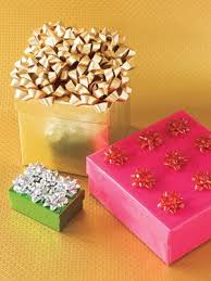 You Can Reuse Leftover Straws Ribbons Tree Branches And More To Make Excellent Gift Wrap Diy Holiday Gift Wrapping Gift Wrapping Creative Gift Wrapping