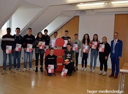 Staatliches berufliches schulzentrum gunzenhausen mit meisterschule für das schreinerhandwerk und staatlicher wirtschaftsschule Beim Planspiel Borse 2019 Der Sparkasse Gunzenhausen Waren Vier Teams Des Simon Marius Gymnasiums Erfolgreich