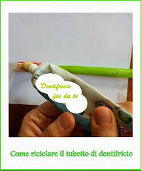 Questo dentifricio fatto in casa può essere tenuto a temperatura ambiente per molte settimane, quindi puoi usarlo regolarmente per rinfrescare la bocca del tuo cane. Dentifricio Fai Da Te In Tubetto Dentifricio Fatto In Casa Dentifricio Cosmetici Fai Da Te