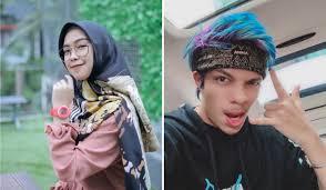 Ria ricis dan atta halilintar kompak sakit, sibuk berburu subscriber? Ria Ricis Dan Atta Halilintar Foto Bareng Tenteng Diamond Play Button Netter Malah Tuntut Ini