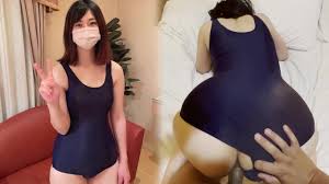 個人撮影】スクール水着を着た日本人人妻はセックス仲間と中出しが大好き 