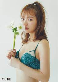 内田理央が魅せる。今年のブラは“服をキレイに見せる”かどうかで選びましょう♡ | MORE