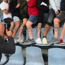 Overweeg je om een roos tattoo te laten zetten? Fsv De Feijenoorder On Twitter Vanmorgen Is Op Varkenoord De Allerlaatste Foto Van Een Feyenoord Tattoo Gemaakt Voor Het Boek Feyenoordforever Deze Supporters Lieten Vorig Jaar Na Het Kampioenschap Allemaal Dezelfde Tattoo Zetten