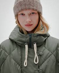 BEST SELLER The perfect blend of style and functionality with all the parka  cues you'd expect. Coated cotton covers a warming filling of 100% recycled  down and feathers. Comes in three colours.