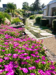 Parmi les nombreuses façons qui existent, les gens aiment l'embellir et le rendre harmonieux en s'appuyant éventuellement sur des principes du. Allee De Jardin Nos Conseils Pour La Realiser Cote Maison