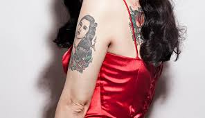 Significados de los tatuajes de mon laferte en sus brazos. La Chilena Global 14 01 2018 El Pais Uruguay