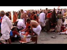 Dressing up after the holy bath: Gangasagar mela - video Dailymotion