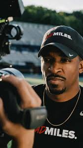 Year 33 and I'm only getting better with time!⁣ Excited for the blessings,  experiences, and challenges to come this year!!! I'm glad to have a whole  new squad holding me down @madmilesrunclub.