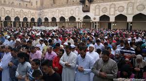 صلاة العيد في المذهب المالكي ركعتَان، ويُكبَرالإمام في الركعة الأولى بسبع تكبيراتٍ مع تكبيرة الإحرام قبل القراءة، وفي الثانية بخمس تكبيرات سوى تكبيرة القيام، ولا يُشرَع رفع اليدين عند. ØµØ±Ø§Ø¹ Ø®Ø·Ø¨Ø© ØµÙ„Ø§Ø© Ø§Ù„Ø¹ÙŠØ¯ ÙÙŠ Ù…ØµØ±