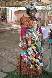 Herero — eine gruppe hererofrauen in namibia die herero (ursprünglich mbandu genannt) sind ein die bantusprache herero sprechendes afrikanisches hirtenvolk von heute etwa 120.000 menschen. Oppressor Fashion Meet The Herero Women Wearing Their History