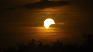 Tras comentar una nota sobre el eclipse lunar de hoy, la conductora de '90 matinal' tuvo un peculiar comentario sobre el tema. Eclipse Penumbral De Luna Hoy Habra Un Eclipse Y Sera Visible En Espana A Partir De Las 18 00