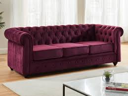 Divano letto imbottito da 180 cm con piedi cromati e rivestito in similpelle bianca dal design minimal e contemporaneo. Divano 3 Posti In Velluto Colore Porpora Chesterfield