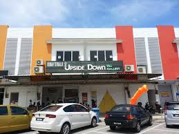 Nestled in a row of shophouses, the gallery showcases typical house features such as bedrooms, kitchen, living hall etc in an inverted position, which results in hilarious. Rumah Terbalik Port Dickson Port Dickson Destimap Destinations On Map