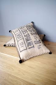 Coussin De Sol En Sac A Cafe En Jute A Texte Textiles Et Tapis Par Abracadabroc Coussin En Toile De Jute Sac Jute Sac Toile De Jute
