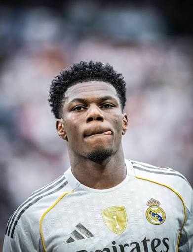 Manchester United, transfer döneminde çifte darbe aldı.
İlk olarak, Aurelien Tchouameni, orta saha oyuncusu kulüple sezon öncesi muayeneden geçerken Real Madrid'de kalmaya hazırlanıyor gibi görünüyor